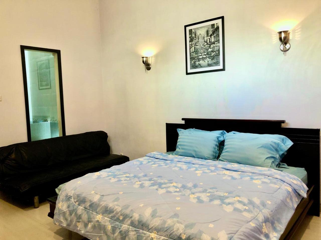 Serafinna Guest House Surabaya Exterior foto