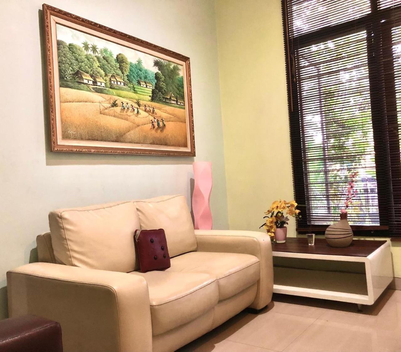 Serafinna Guest House Surabaya Exterior foto