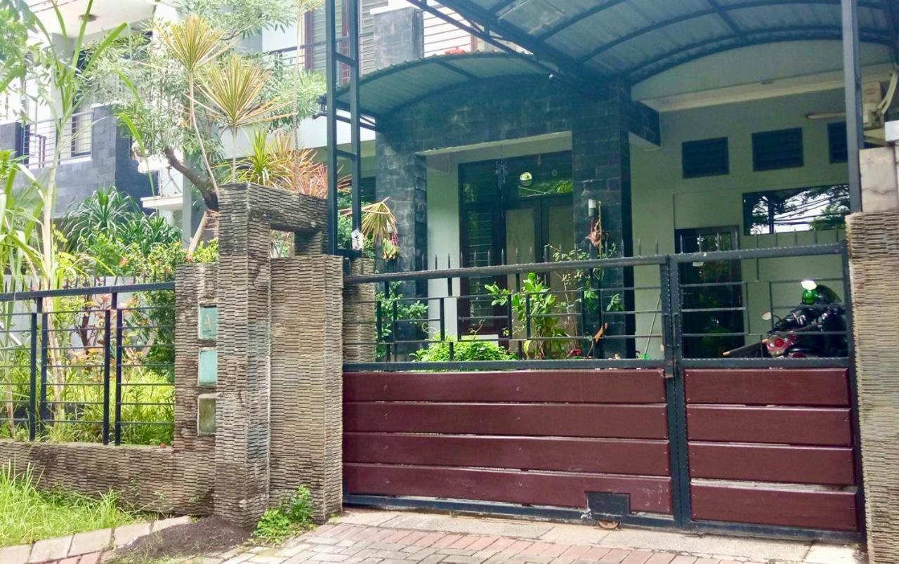 Serafinna Guest House Surabaya Exterior foto