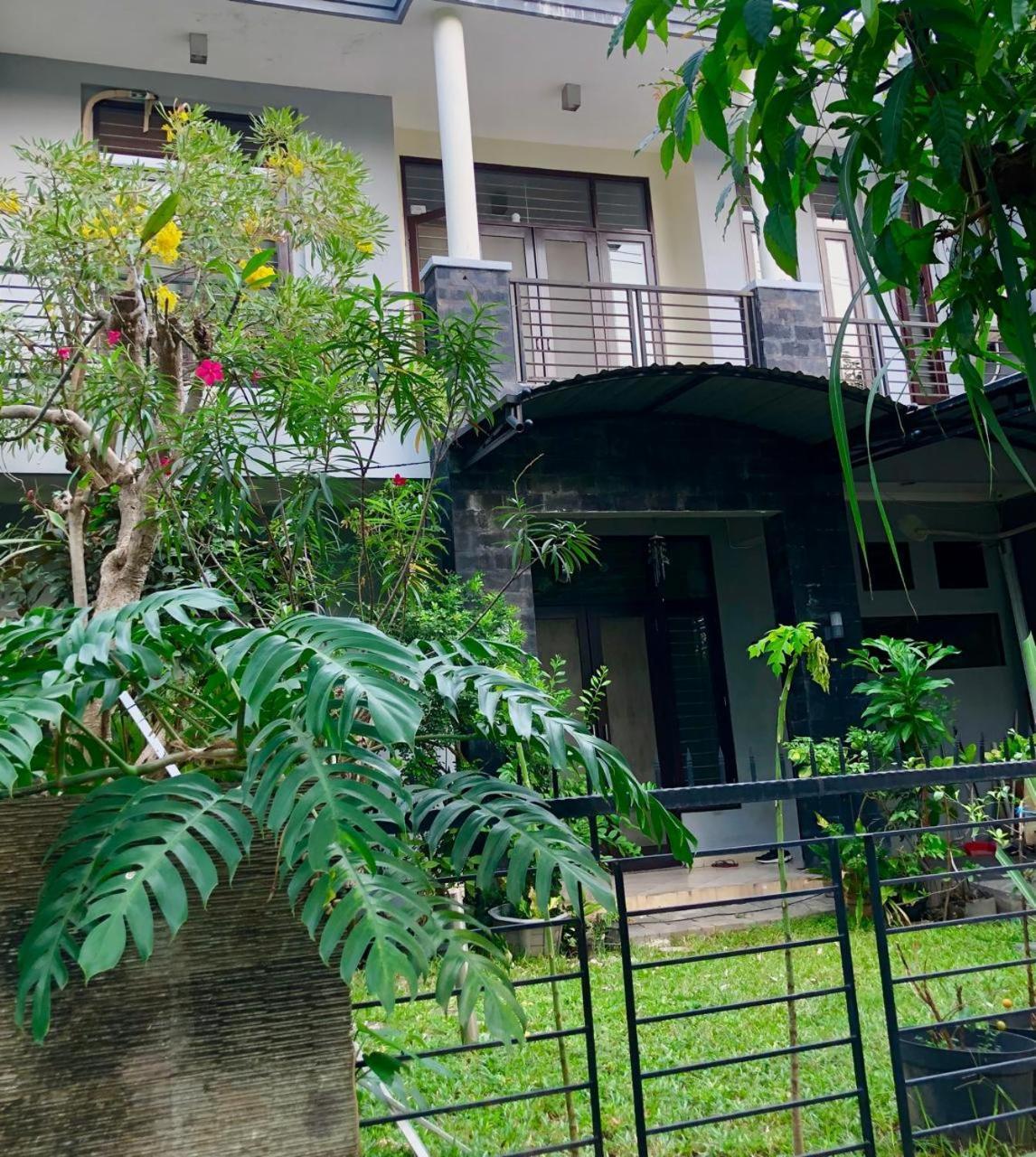 Serafinna Guest House Surabaya Exterior foto
